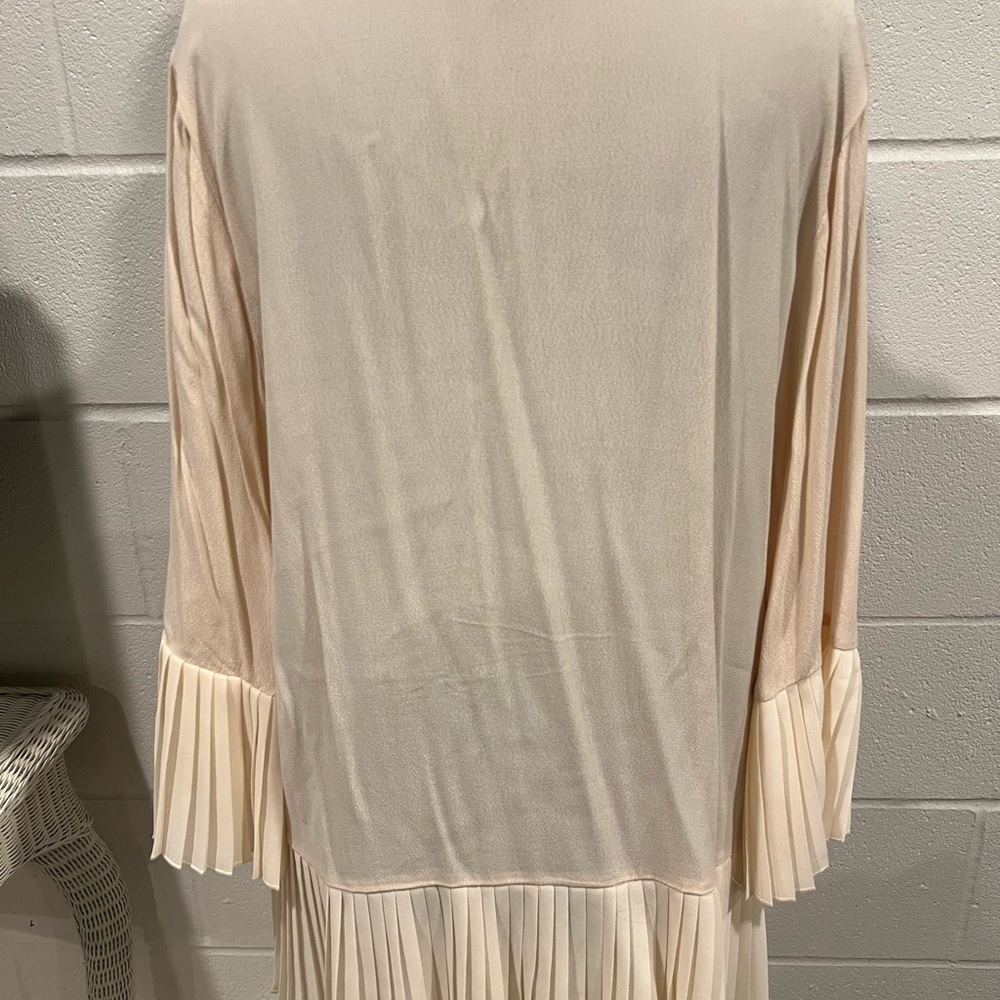 SOLD: Cream V-Neck Pleated Women's Top Size Medium - Picture 6 of 7